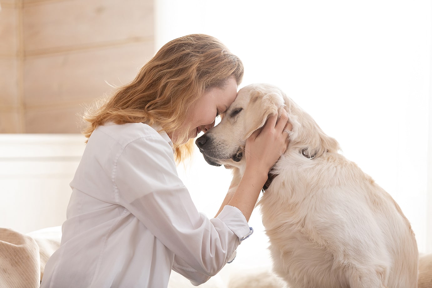 woman hugging dog in nashville tn